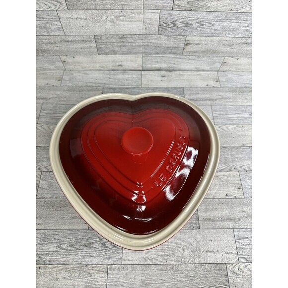Le Creuset Valentine's Heart-shaped Covered Stoneware Baking Dish - Red - Picture 1 of 8